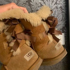 Bailey Bow Uggs Size 6/7